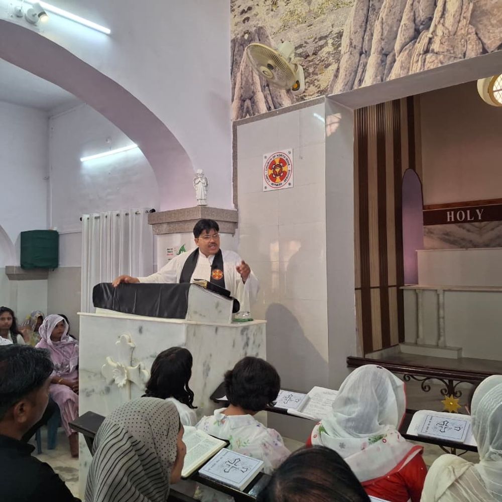 हाथरस में गुड फ्राइडे मनाया:सेंट मार्क्स चर्च में विशेष प्रार्थना सभा, विश्व शांति के लिए सामूहिक प्रार्थना