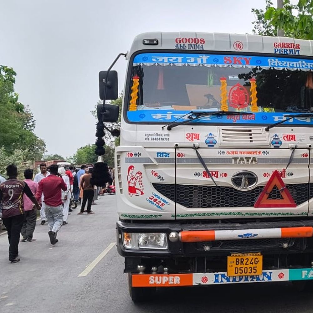 सिद्धार्थनगर में सड़क हादसा, दो युवकों की मौत:ट्रेलर-बाइक भिड़ंत में गई जान, चालक फरार; पुलिस जांच में जुटी