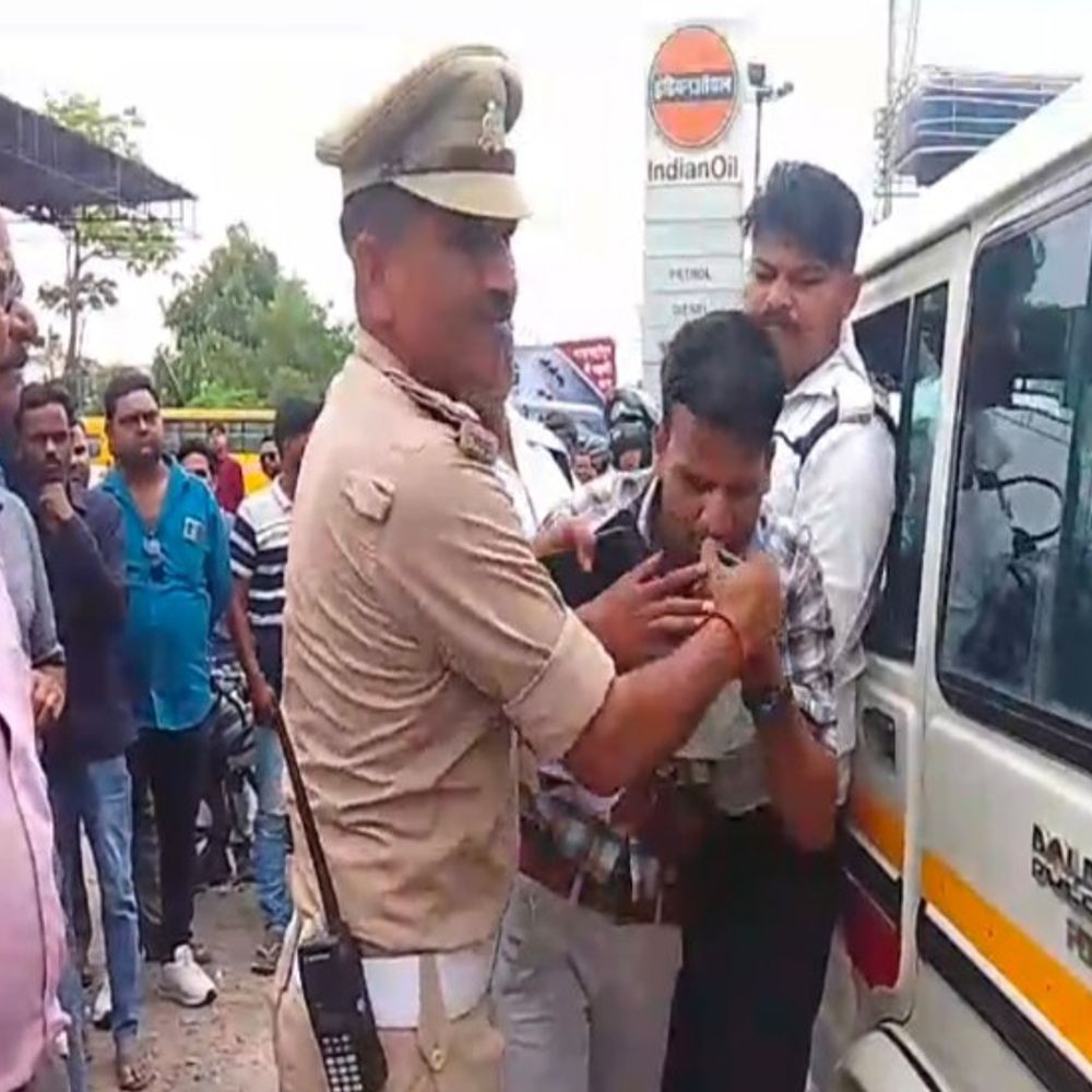 डीएम की गाड़ी के आगे हूटर बजाती निकली कार:पकड़ने पर TSI पर चढ़ाने की कोशिश, पुलिस से धक्का-मुक्की, कार सीज