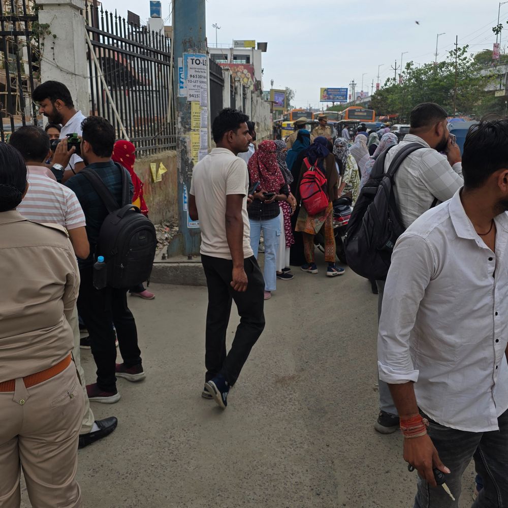 1076 कर्मियों का प्रदर्शन तेज, पुलिस ने हिरासत में लिया:वेतन विवाद में नया मोड़, पुलिस कार्रवाई के डर से छिपते फिर रहे कर्मचारी