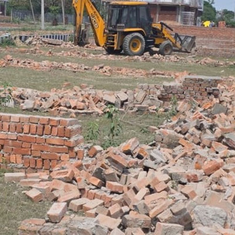 लखनऊ में किसान पथ पर अवैध प्लाटिंग पर चला बुलडोजर:एलडीए की दो जगह बड़ी कार्रवाई, 25 बीघा में विकसित हो रही अवैध कॉलोनी ध्वस्त