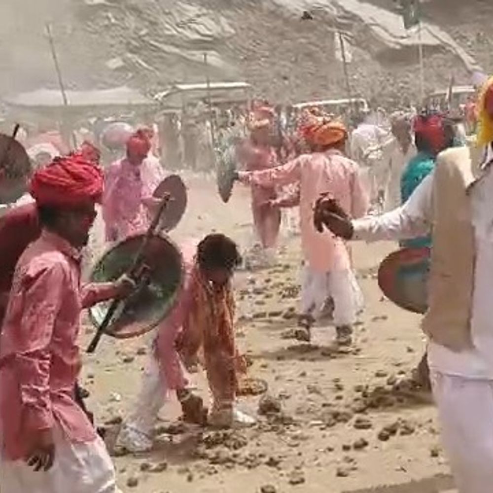 बांसवाड़ा में पूर्व मंत्री मालवीया ने खेली कंडों की ‘राड़’:अनास नदी किनारे भवानपुरा धाम में भैंरवजी का मेला, हजारों श्रद्धालु पहुंचे