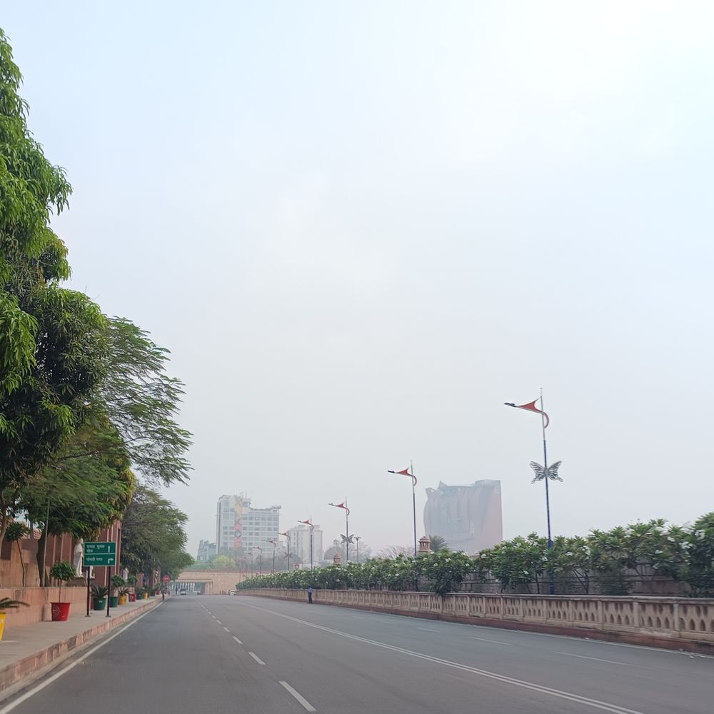 लखनऊ में सुबह से छाए बादल:चल रही ठंडी हवा, दिन में तेज आंधी चलने की संभावना, तापमान में होगी गिरावट