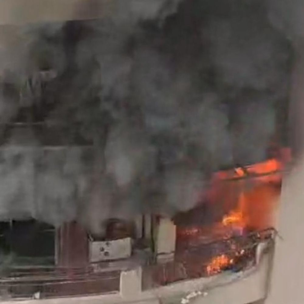 गाजियाबाद की राजनगर सोसाइटी के फ्लैट में लगी आग:30 मिनट बाद पहुंची फायर ब्रिगेड की गाड़ी, कर्मचारी आग पर काबू पाने में जुटे