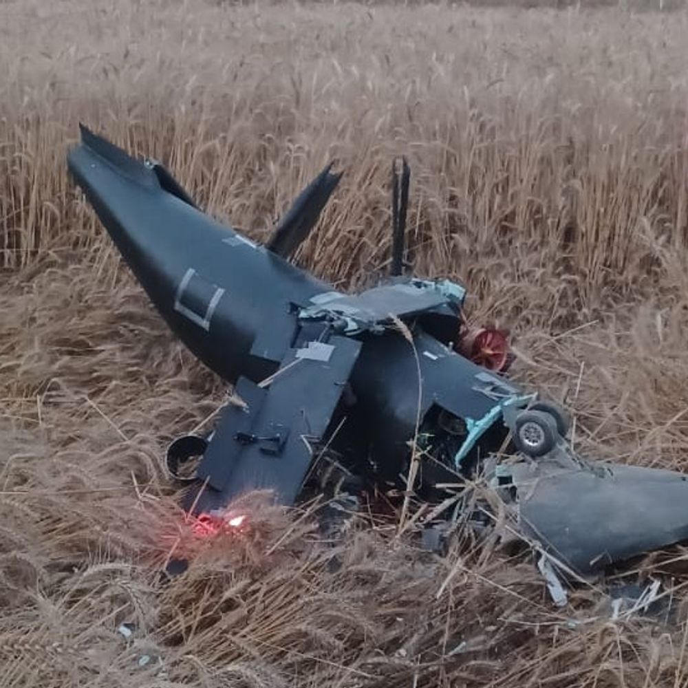 यूपी की बड़ी खबरें:इटावा में खेत में गिरा हेलीकॉप्टर ड्रोन; गांव वाले देखकर घबराए, निजी कंपनी का टेस्टिंग ड्रोन