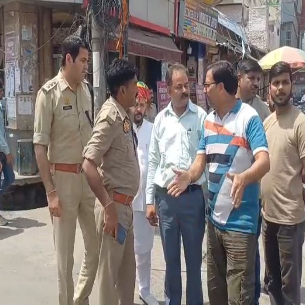 वृंदावन में बिगड़ी ट्रैफिक व्यवस्था:सोशल मीडिया पर लोगों का फूटा गुस्सा,अधिकारियों ने व्यापारियों के साथ किया पैदल निरीक्षण