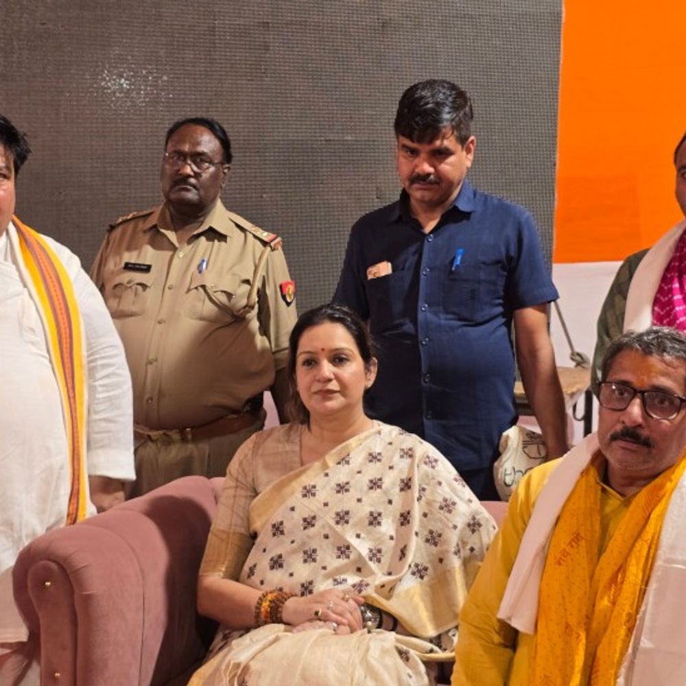 संत राजेंद्र महाराज से मिलीं पूर्व राज्यसभा सांसद प्रियंका चतुर्वेदी:वृंदावन में कहा- अपने भगवान का आभार व्यक्त करने आई, 6 साल में उनका साथ रहा