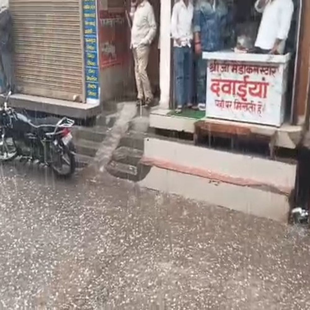 मथुरा में बारिश के साथ गिरे ओले:पश्चिमी विक्षोभ की वजह से कहीं धूल भरी आंधी चलेगी, कहीं बारिश होगी