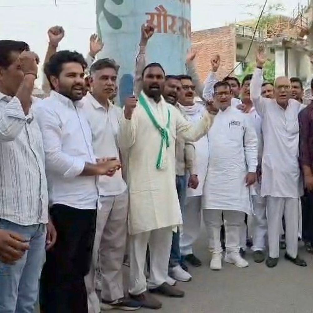 सोशल मीडिया पर अमर्यादित टिप्पणी का विरोध:RLD ने नई मंडी कोतवाली पर किया प्रदर्शन, कई धाराओं में FIR की मांग