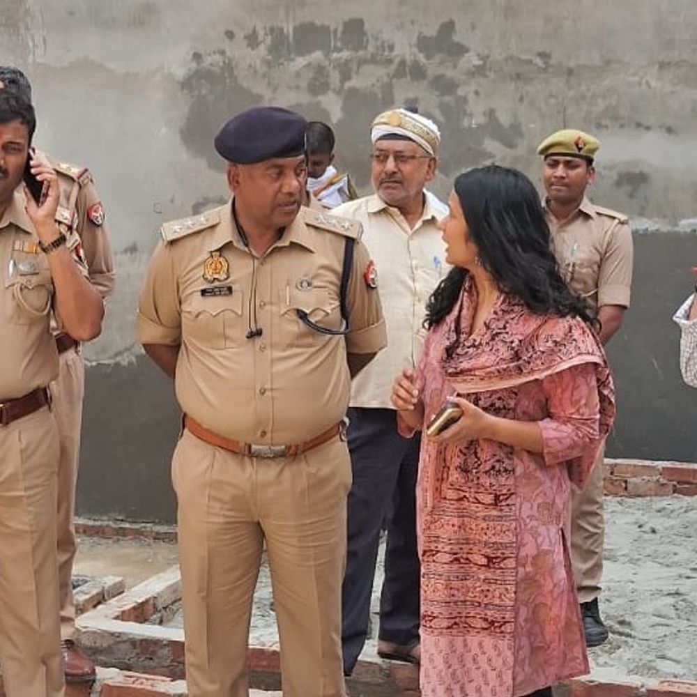 देवरिया में निर्माणाधीन भवन की पुरानी दीवार गिरी:2 मजदूरों की मौत, 3 गंभीर घायल, मेडिकल कॉलेज पहुंचाया गया