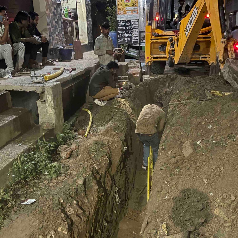 बुलंदशहर में गैस पाइपलाइन टूटी, 3 हजार लोग प्रभावित:जल निगम की लापरवाही से पानी लाइन बिछाते समय हादसा, दो दिन में दूसरी बार