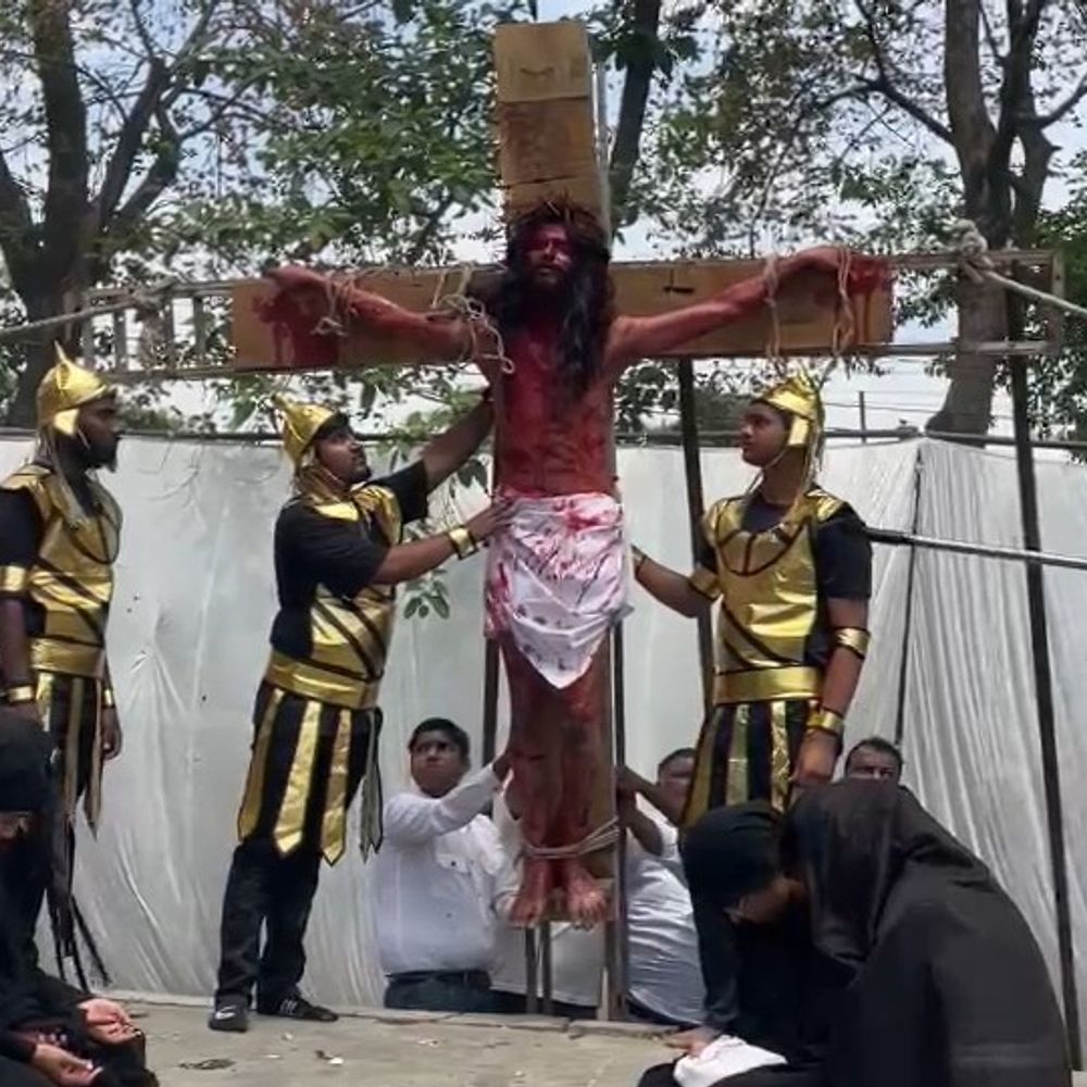 गुड फ्राइडे पर क्रूसीकरण जुलूस:फर्रुखाबाद के गिरजाघरों में प्रभु यीशु के सात वचन सुनाए गए