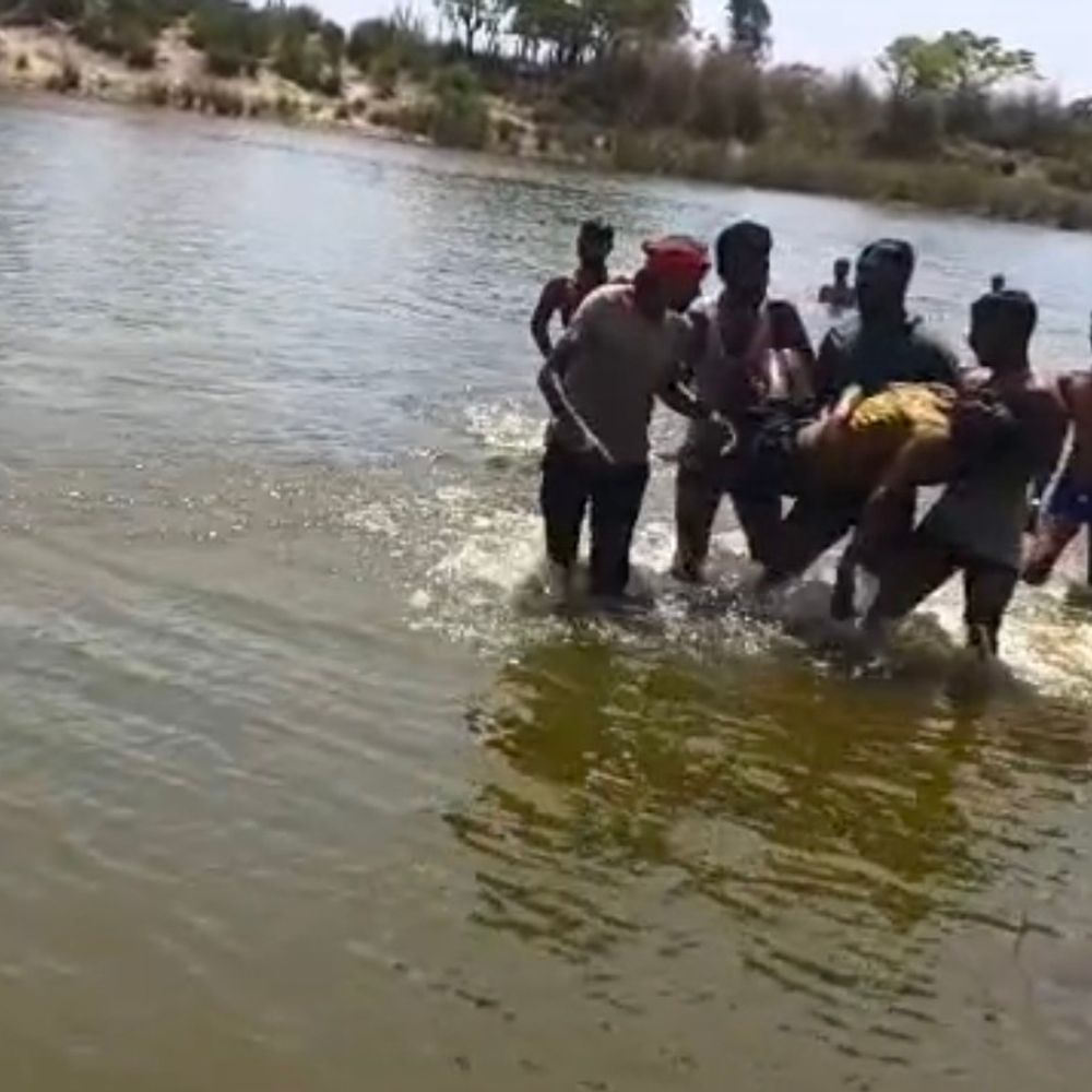 बलिया में तालाब में डूबकर युवक की मौत:भैंस निकालते समय हादसा, ग्रामीणों ने शव बाहर निकाला