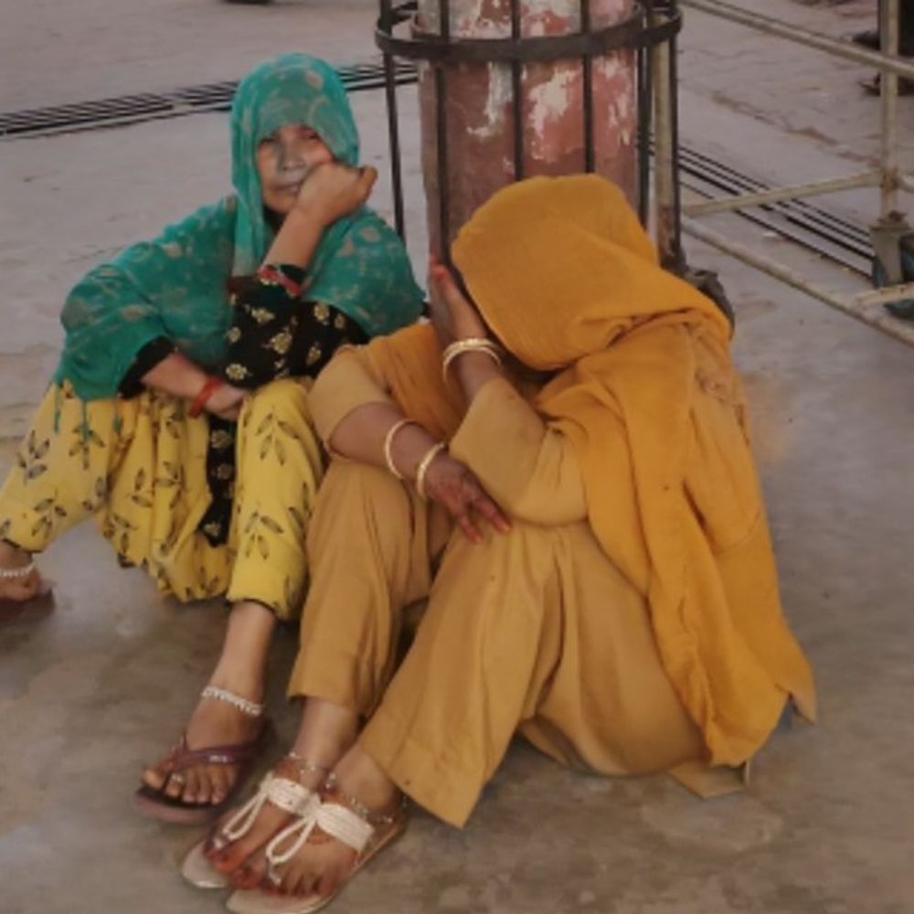 हाथरस में स्कूटी की टक्कर से बुजुर्ग महिला की मौत:सड़क पार करते समय हादसा, अस्पताल में तोड़ा दम