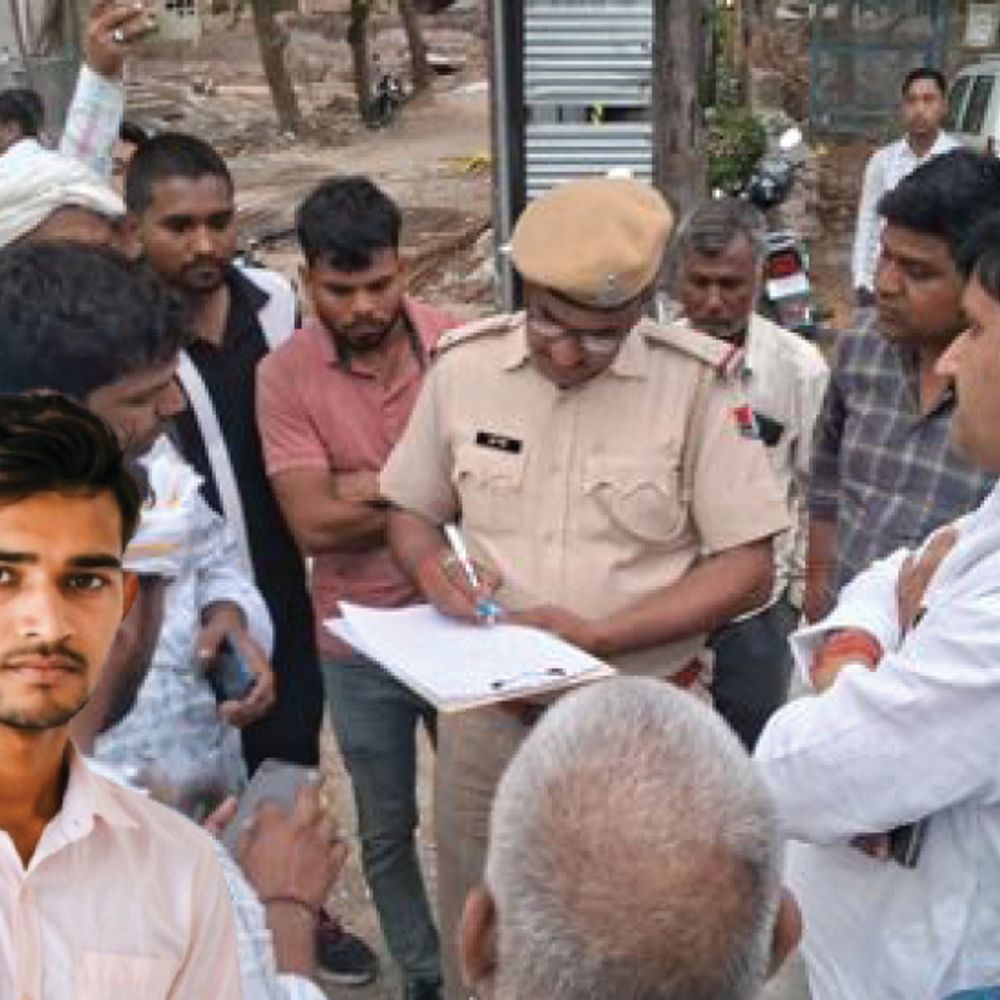 सीकर में ड्रिल मशीन चलाते मजदूर गिरा, मौत:सड़क निर्माण के लिए तोड़ रहा था; परिजन बोले- 1 करोड़ का मुआवजा दें