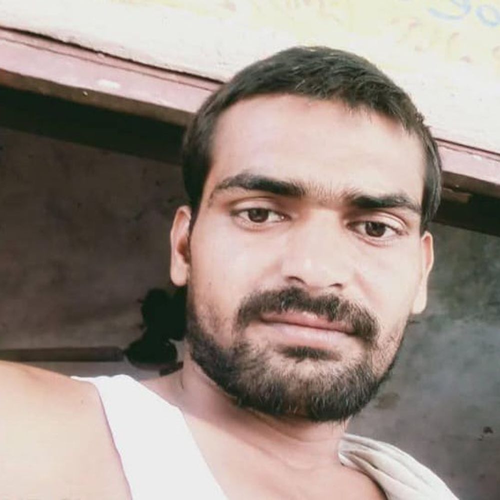 इटावा में खेत में आग बुझाने दौड़े बेटे की मौत:पिता गंभीर घायल, 11 हजार वोल्ट की तार टूटने से हदासा; डेढ़ बीघा अरहर की फसल राख