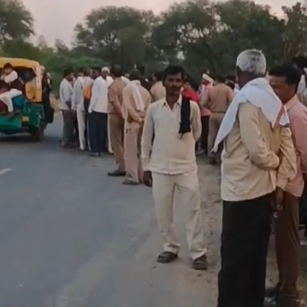 एटा में साइकिल सवार किसान की मौत:गुस्साए ग्रामीणों ने सड़क जाम करने का किया प्रयास , पुलिस ने संभाला