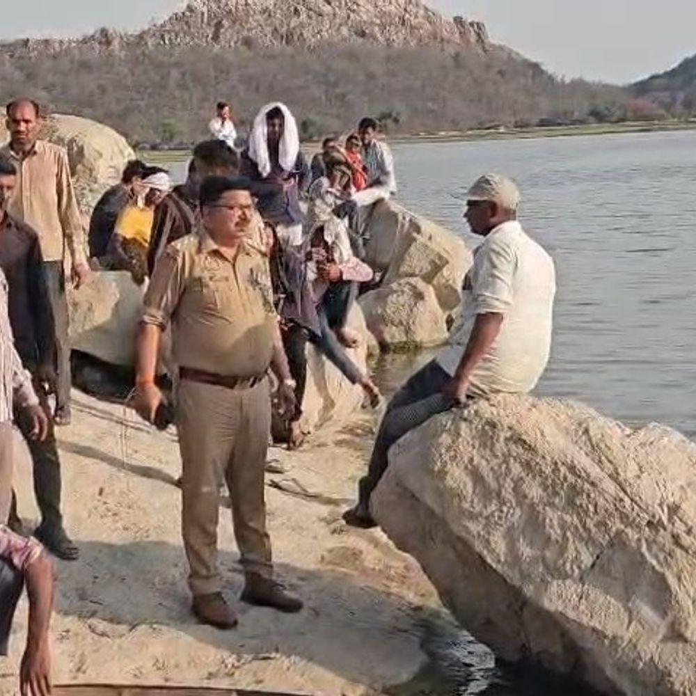 महोबा के कमालपुरा बांध में नाव पलटी, 1 युवक मौत:दो दोस्तों ने तैरकर बचाई जान, 10 घंटे से सर्च ऑपरेशन जारी