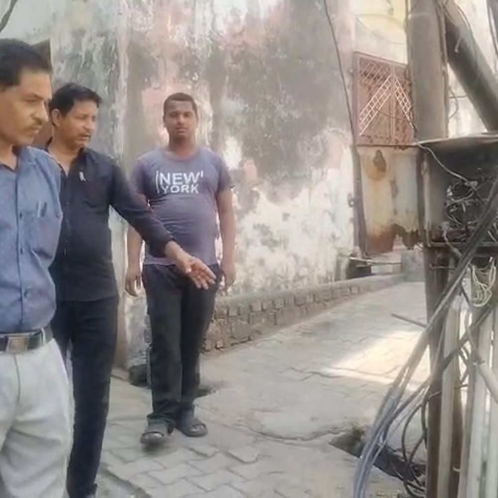 मथुरा में खुले बिजली पैनल बॉक्स:बैरागपुरा में बड़े हादसे का खतरा, विभाग पर लापरवाही का आरोप