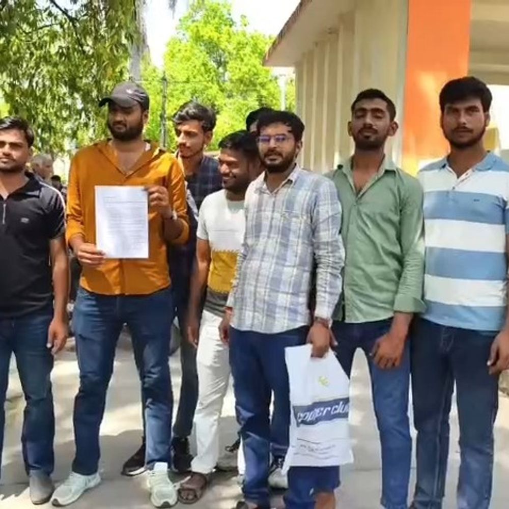 मैनपुरी लाइब्रेरी पर ताला, छात्रों से अवैध वसूली:प्रधान पर 400 रुपए मासिक फीस मांगने और धमकी देने का आरोप