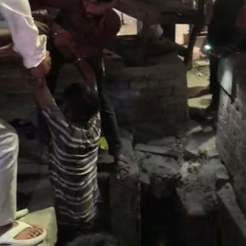 देवरिया में युवक खुले नाले में गिरा, VIDEO:गंभीर हालत में मेडिकल कॉलेज में भर्ती, लोगों में नाराजगी