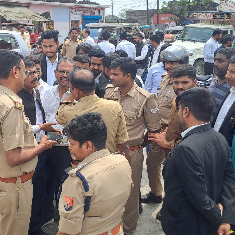 बलरामपुर चीनी मिल में विवाद बना बवाल:वकील से मारपीट, आक्रोशित अधिवक्ताओं ने किया हंगामा