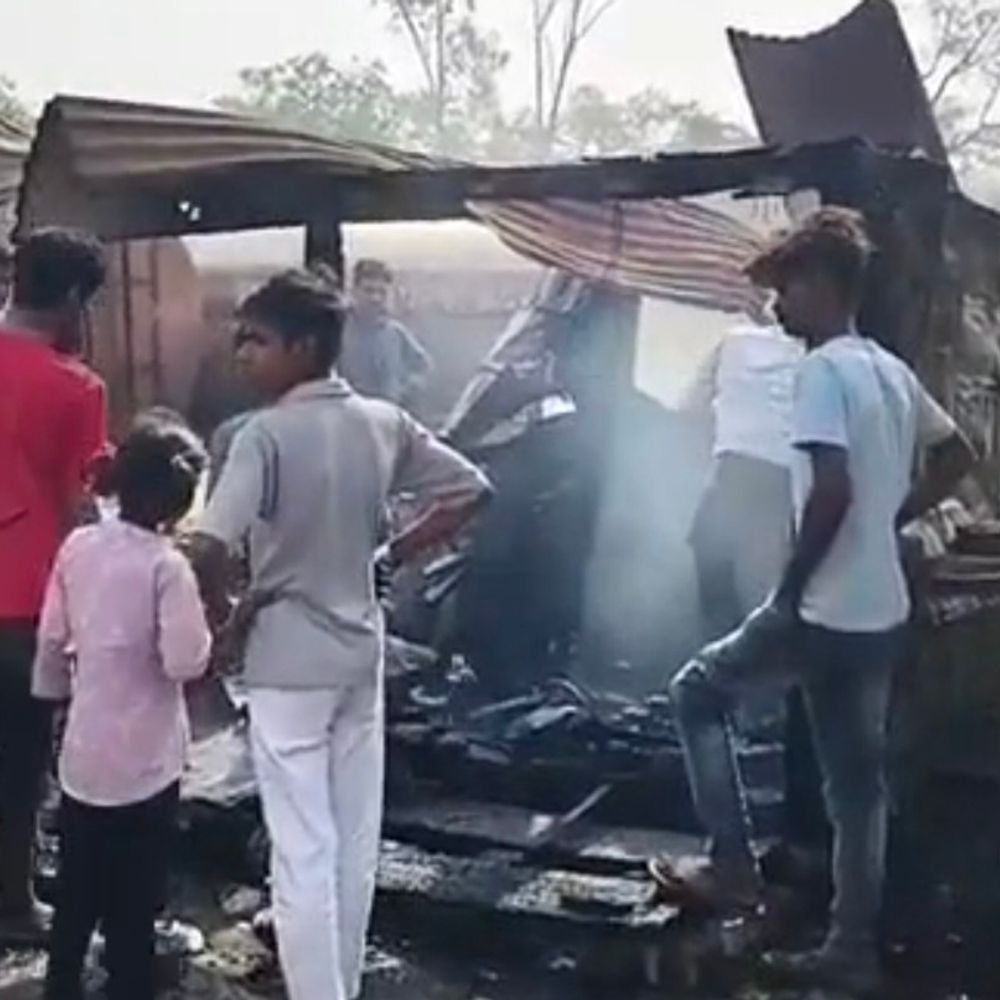 अमेठी में सिलेंडर फटने से गुमटी में लगी आग:घटनास्थल पर मची अफरा-तफरी, फायर ब्रिगेड ने पाया काबू