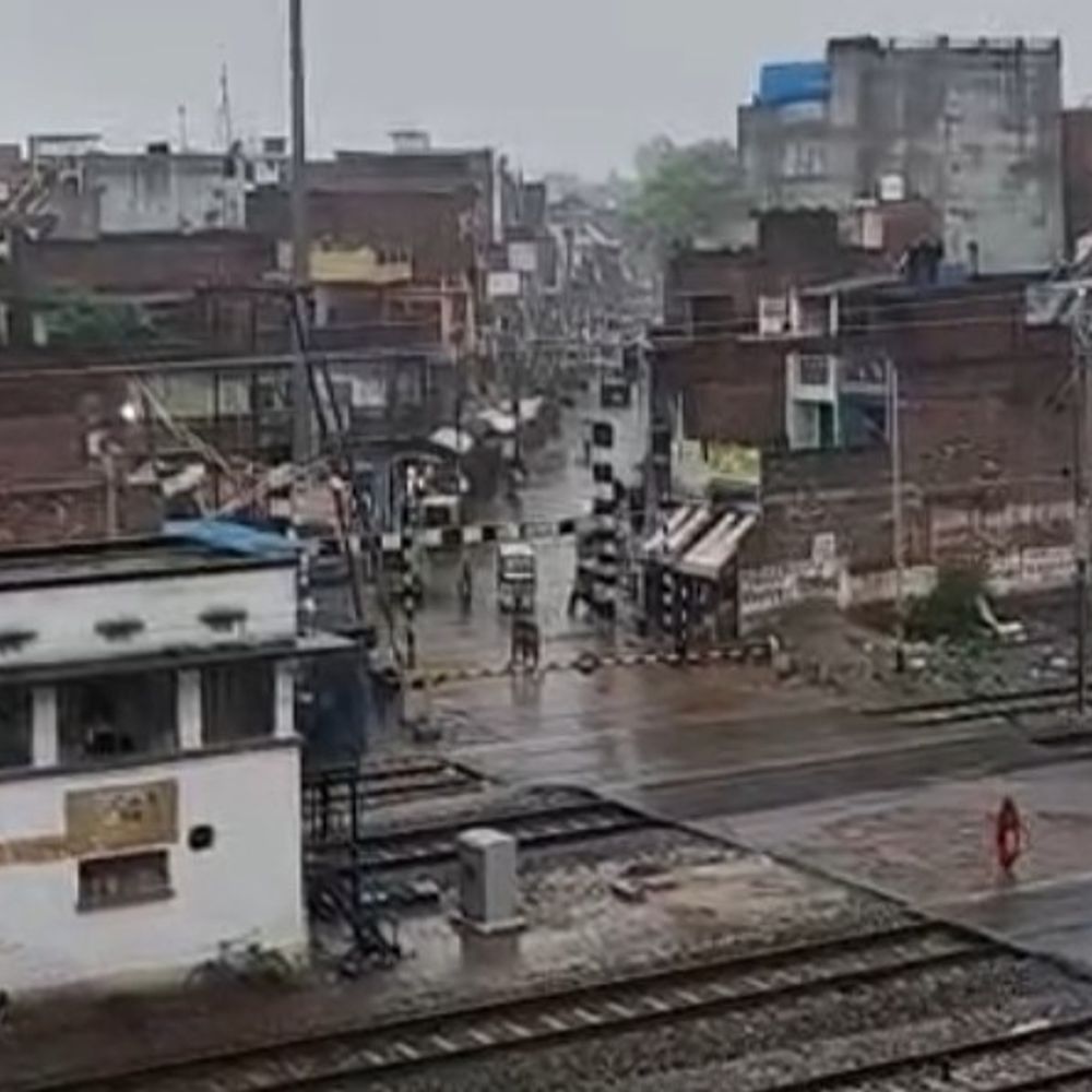 कौशांबी में तेज हवा के साथ बारिश:तापमान गिरा, खेतों में भीगी गेहूं की फसलें; किसानों की चिंता बढ़ी