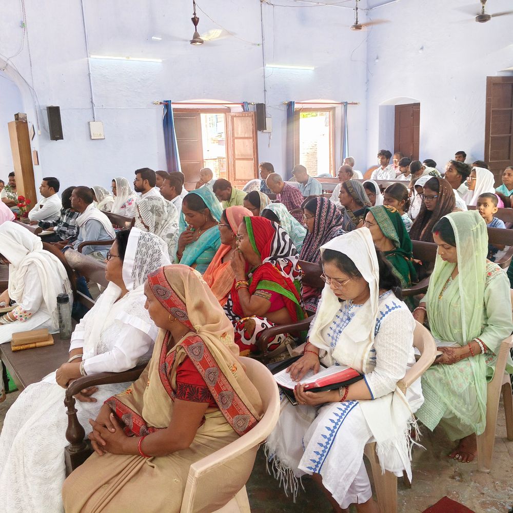 हरदोई में गुड फ्राइडे पर ईसाई समुदाय ने की प्रार्थना:मेथोडिस्ट चर्च में जुटे लोग, ईसा मसीह को किया याद