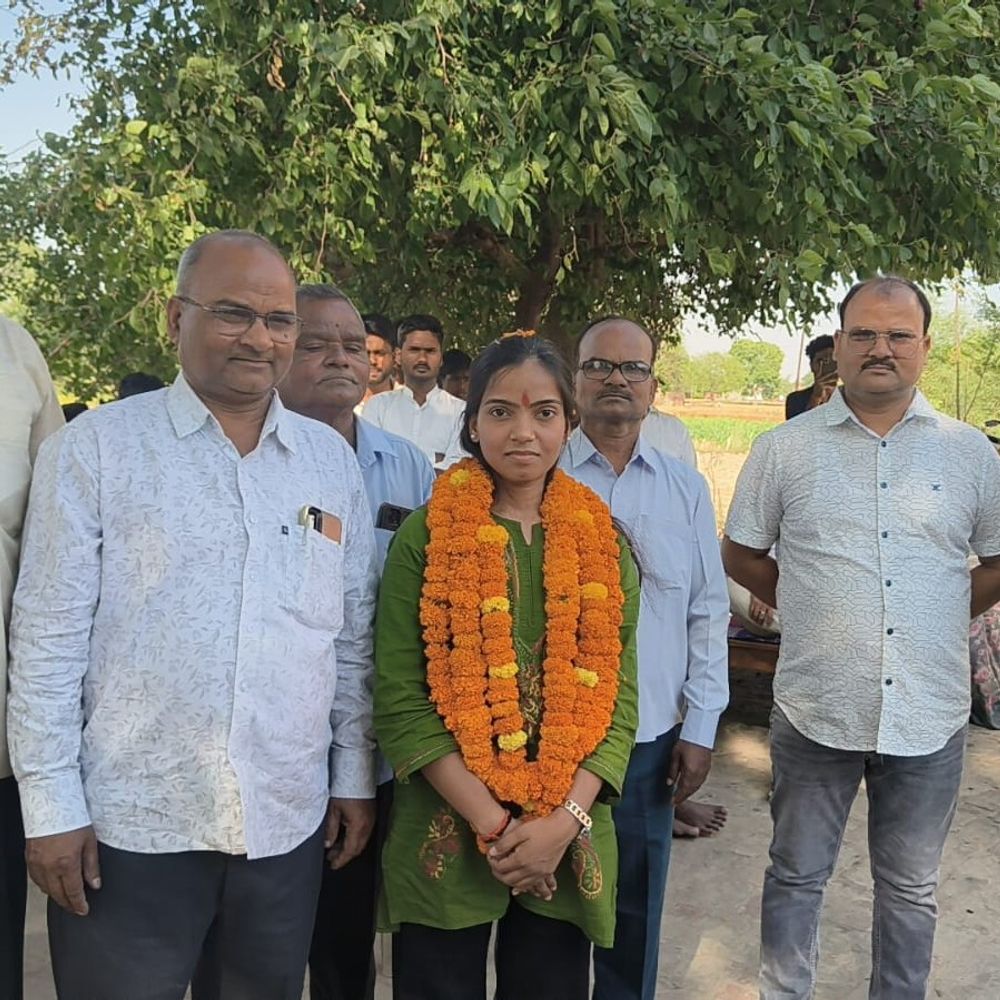 BDO बनीं सोनम सरोज को पहनाई माला, बरसे फूल:तीसरे प्रयास में UPPCS किया पास, कहा- एसडीएम बनने तक करती रहूंगी कोशिश