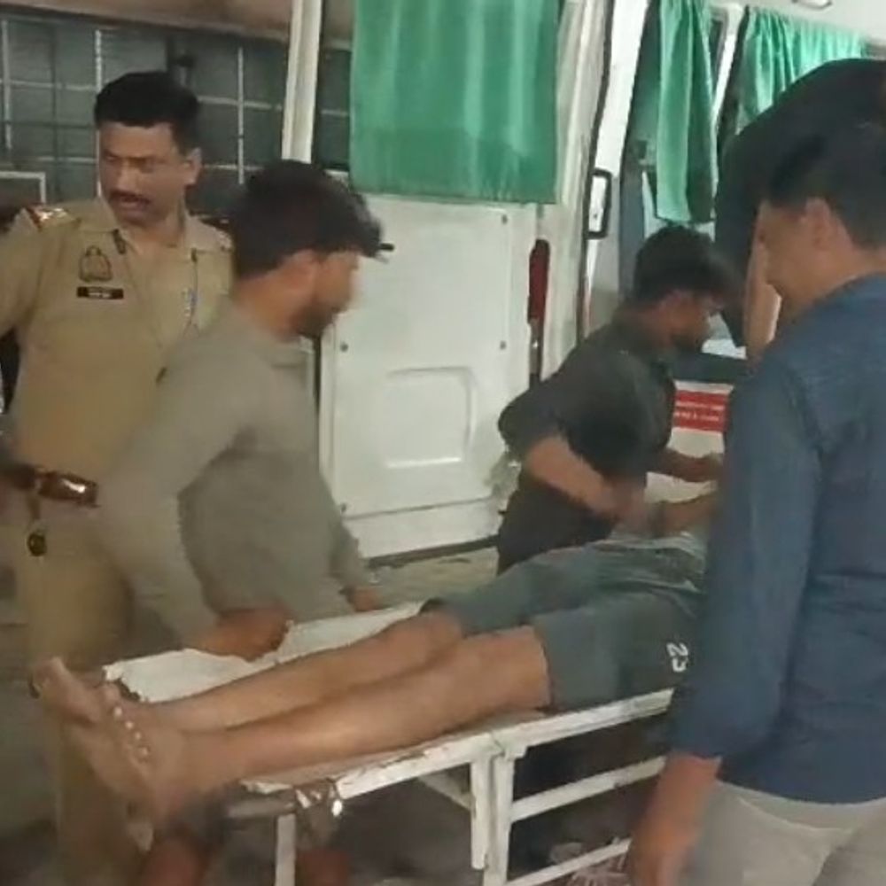 घाटमपुर में ऑटो-बाइक टक्कर, तीन घायल:पुलिस ने घायलों को पहुंचाया अस्पताल, गंभीर हालत में जिला अस्पताल रेफर