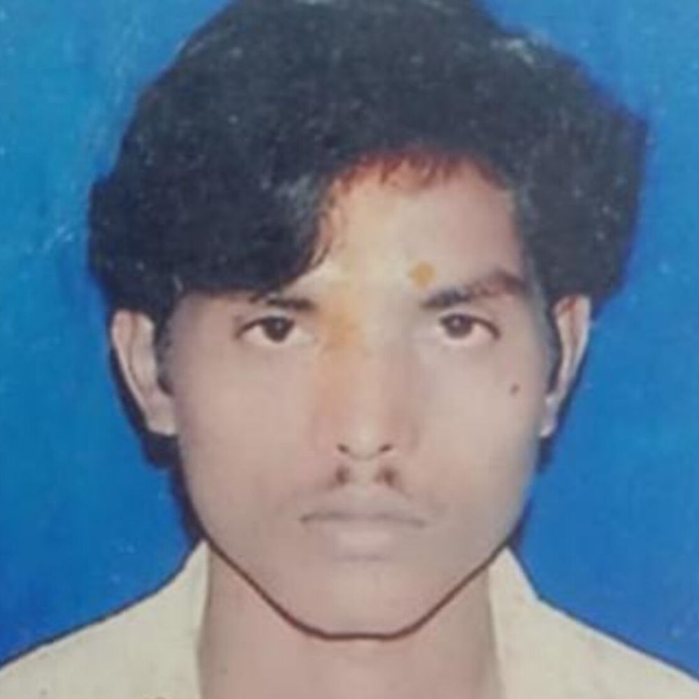 कानपुर में डिवाइडर से टकराई बाइक, एक की मौत:तेज रफ्तार होने से अनियंत्रित हुई, दो युवक गंभीर घायल