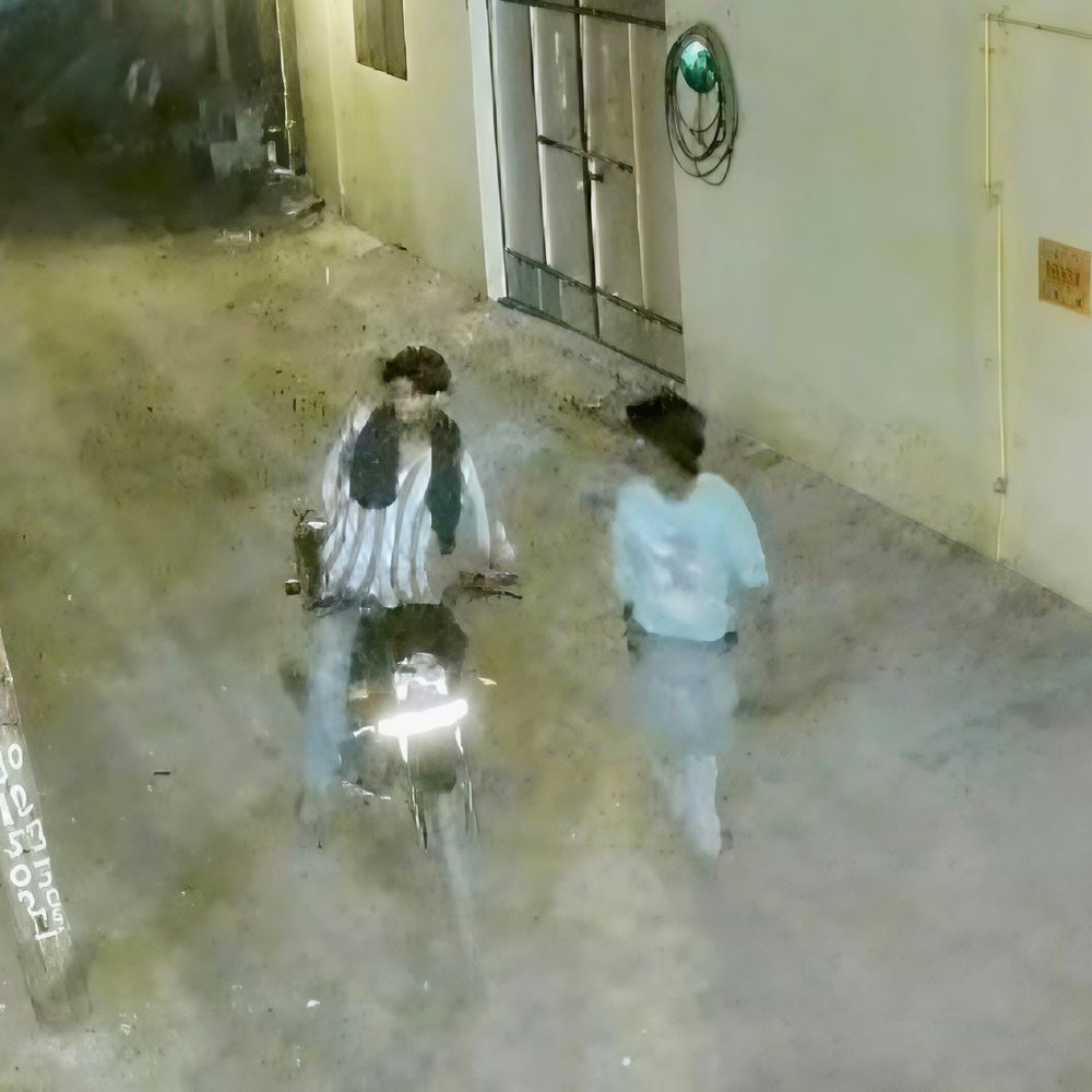 मुजफ्फरनगर में घर के बाहर खड़ी बाइक चोरी, VIDEO:दो युवक ले जाते दिखे, पुलिस की तलाशी के दौरान महिलाओं का हंगामा