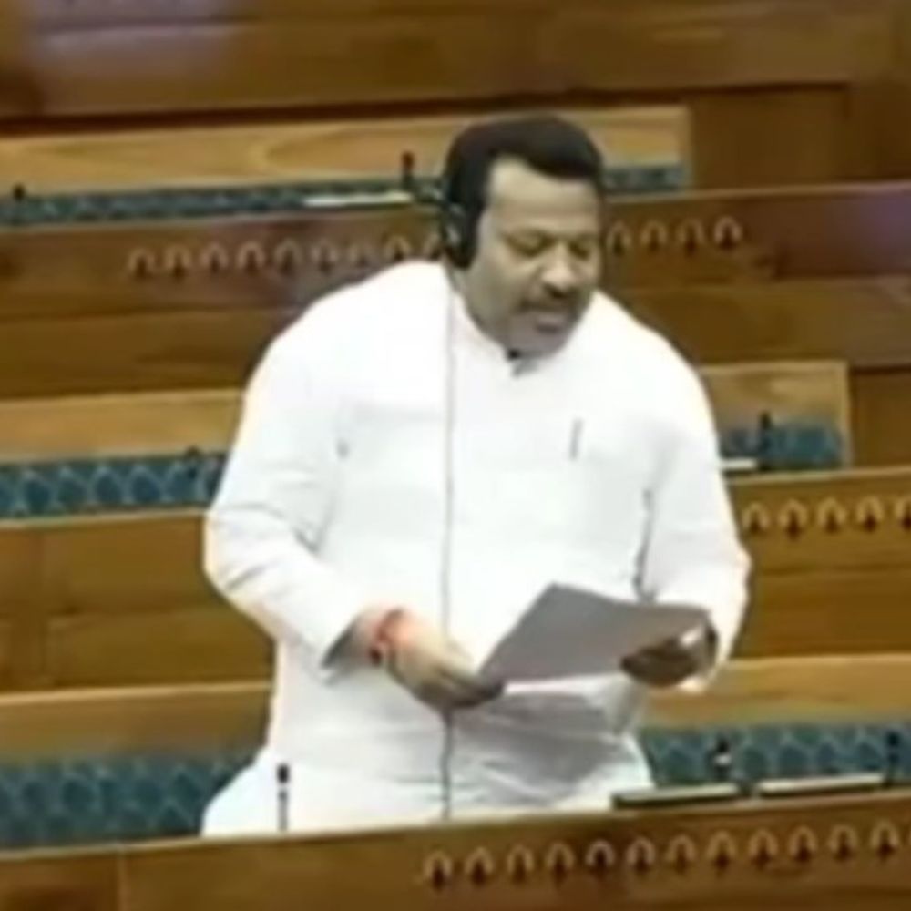 सांसद ने एयरपोर्ट नामकरण पर पीएम-सीएम का धन्यवाद जताया:हाथरस में सफाई कर्मियों के लिए आधुनिक सुरक्षा उपकरण की मांग की