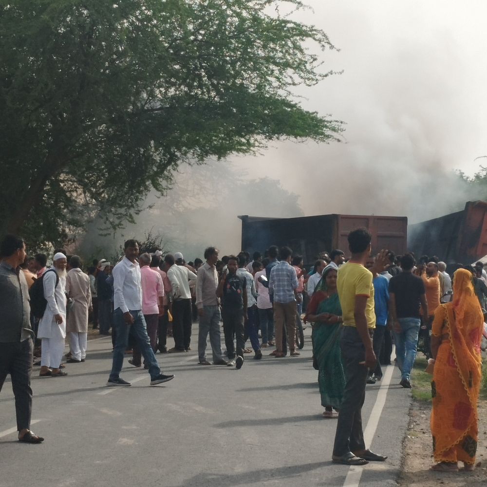एटा-फिरोजाबाद सीमा पर दो डंपरों में भिड़ंत:हादसे में दो ड्राइवरों की मौत, दो कंडक्टर गंभीर घायल