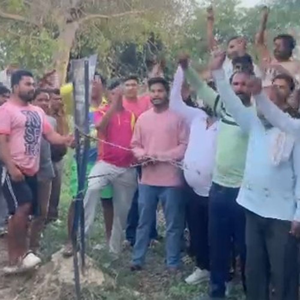 मवी कला में श्मशान भूमि पर अवैध कब्जे का आरोप:लोगों ने किया प्रदर्शन, एडीएम ने जांच का आश्वासन दिया