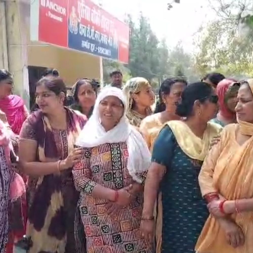 मेरठ में ऑफिस से लौट रही युवती से छेड़छाड़:कार्रवाई न होने पर परिजनों ने चौकी पर किया हंगामा