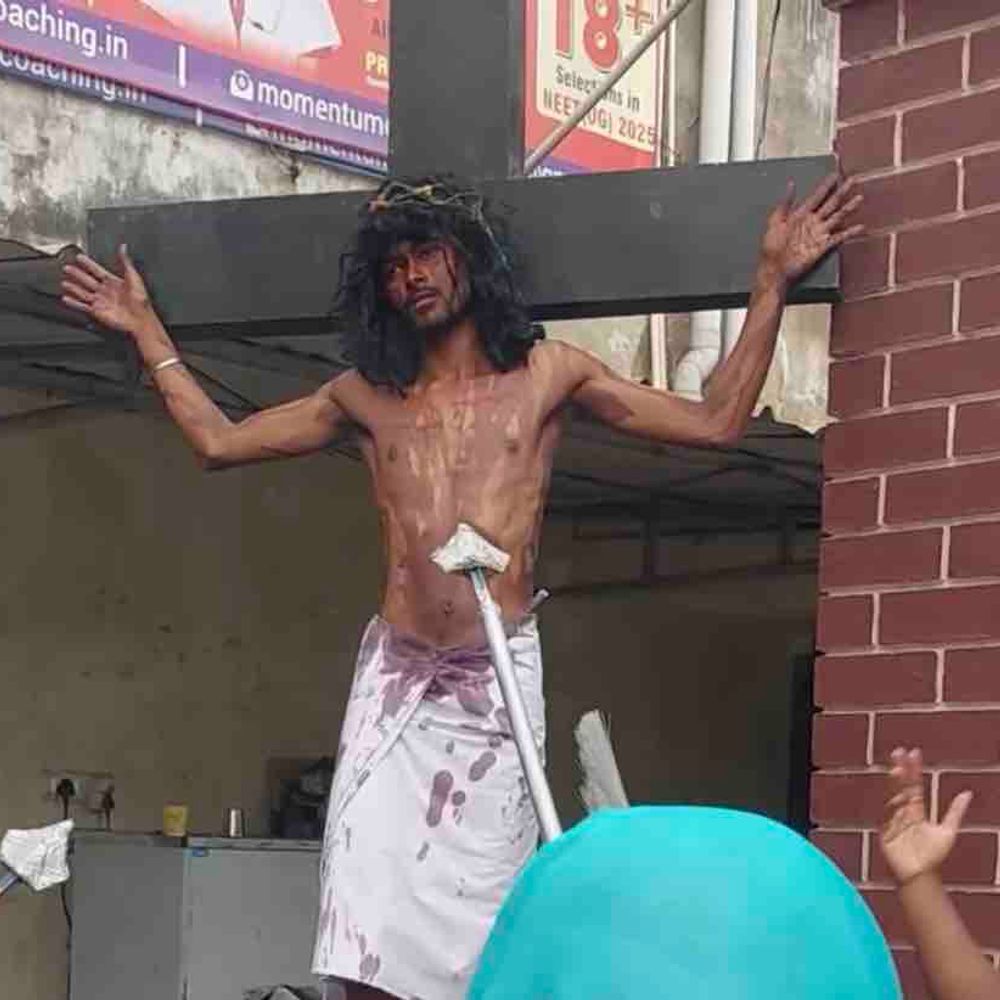 गोरखपुर में गुड फ्राइडे पर विशेष प्रार्थना:सेंट एंथोनी चर्च के क्रूस मार्ग के मंचन में जुटे श्रद्धालु, दान में बढ़-चढ़कर लिया हिस्सा