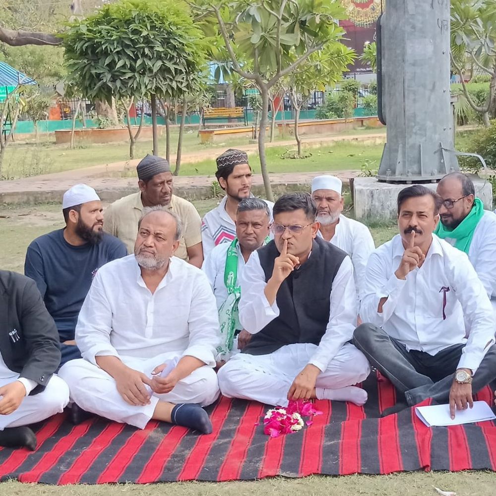 चौधरी चरण सिंह पर अभद्र टिप्पणी का विरोध:प्रदर्शनकारियों ने प्रतिमा पर दूध चढ़ाया, एक घंटे का मौन रखा