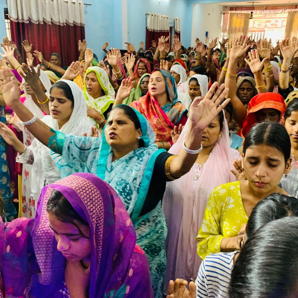 'दया का घर' में गुड फ्राइडे पर विशेष कार्यक्रम:लखनऊ में सैकड़ों लोगों ने भाग लिया, मुफ्त स्वास्थ्य शिविर भी लगा