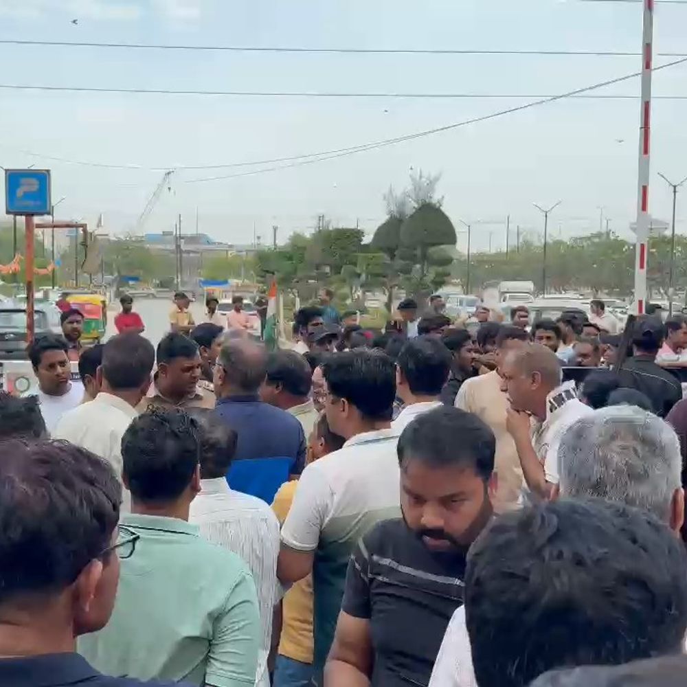 ग्रेटर नोएडा सोसाइटी में हैंडओवर पर विवाद:AOA-बिल्डर आमने-सामने, पुलिस की मौजूदगी में बढ़ा तनाव