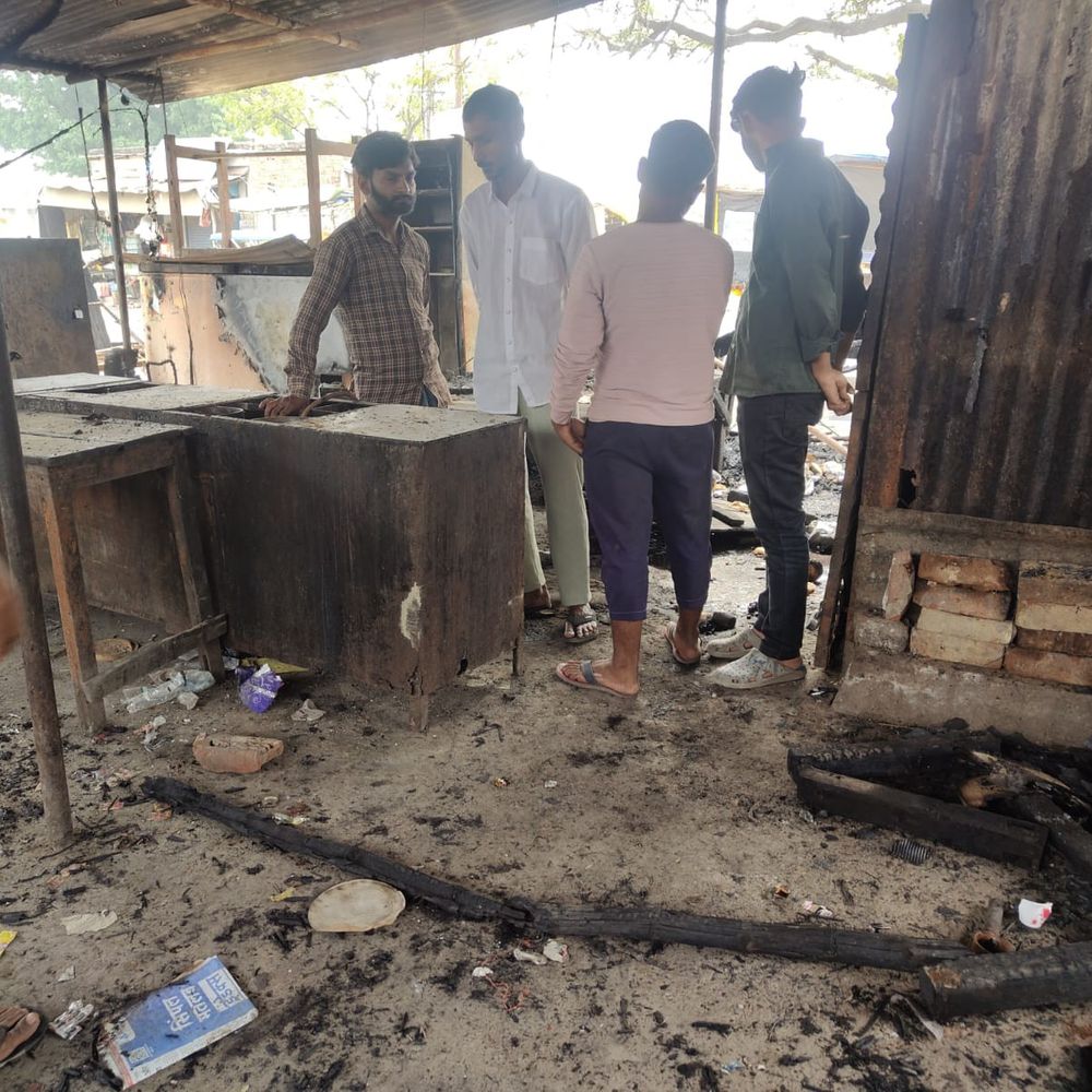 दुकान में लगी आग, तीन लाख की संपत्ति नष्ट:बहराइच में स्थानीय लोगों ने आग पर पाया काबू