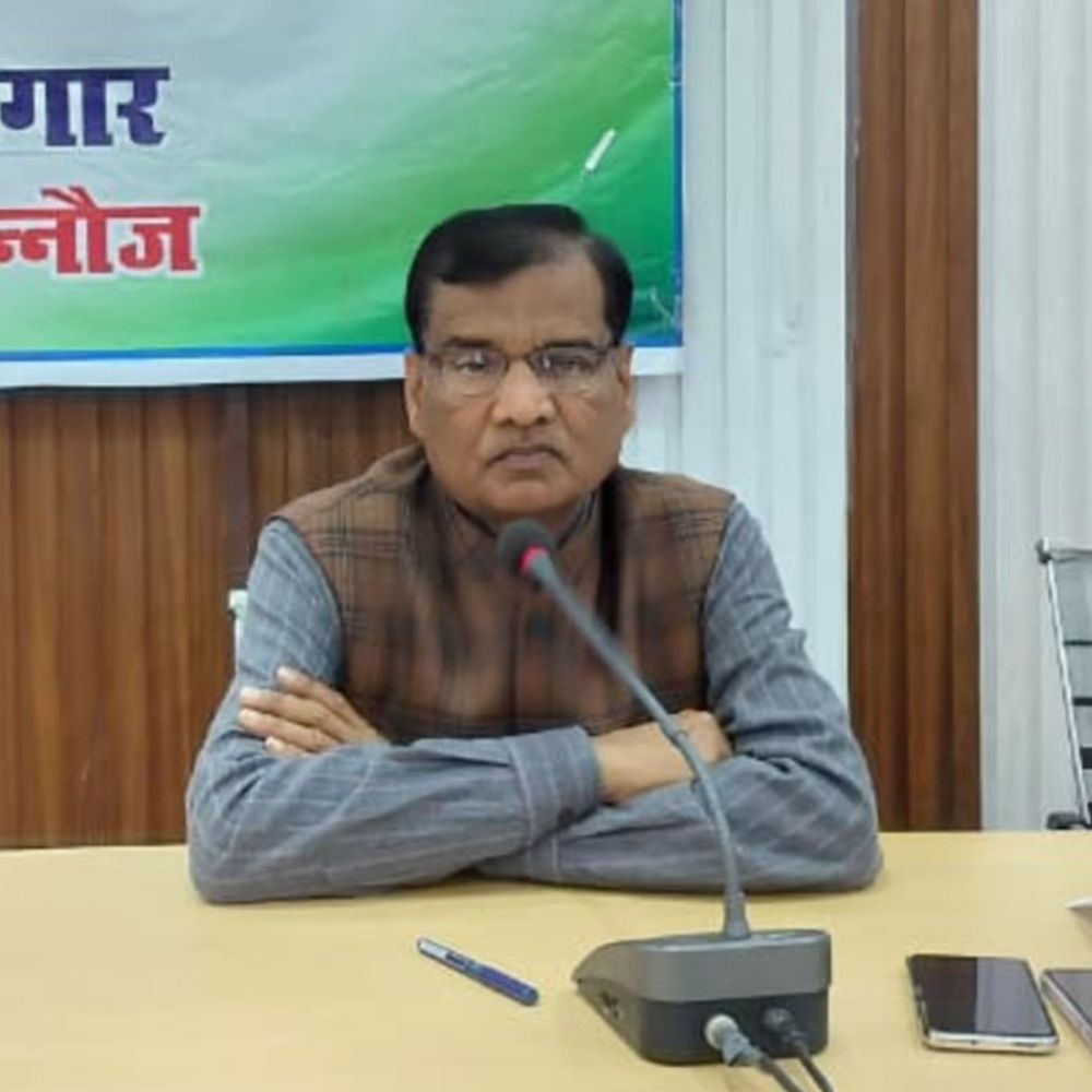 कन्नौज विकास भवन में औचक निरीक्षण:5 अधिकारी और 29 कर्मचारी बिना सूचना अनुपस्थित मिले, मांगा स्पष्टीकरण।