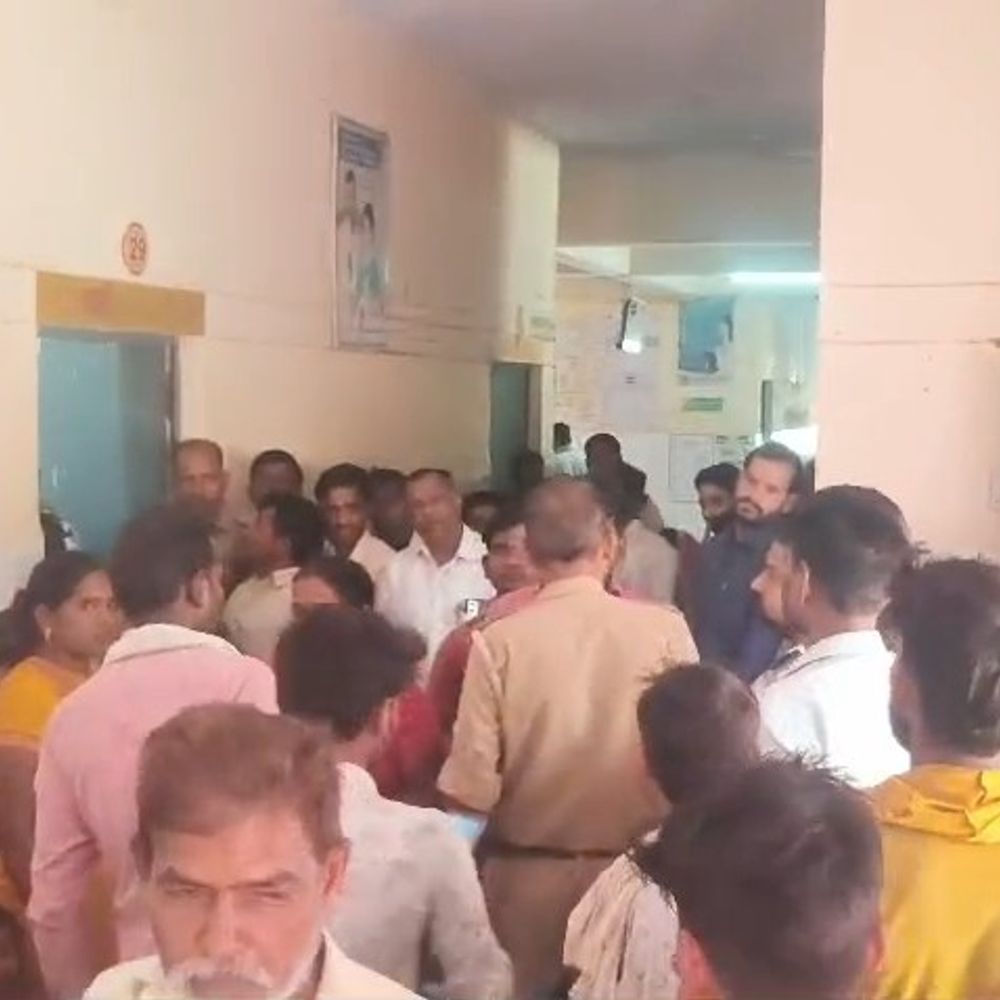 विवाहिता की संदिग्ध हालात में मौत, ससुरालवाले शव छोड़कर भागे:परिजनों ने दहेज हत्या का आरोप लगाया, अस्पताल में हंगामा