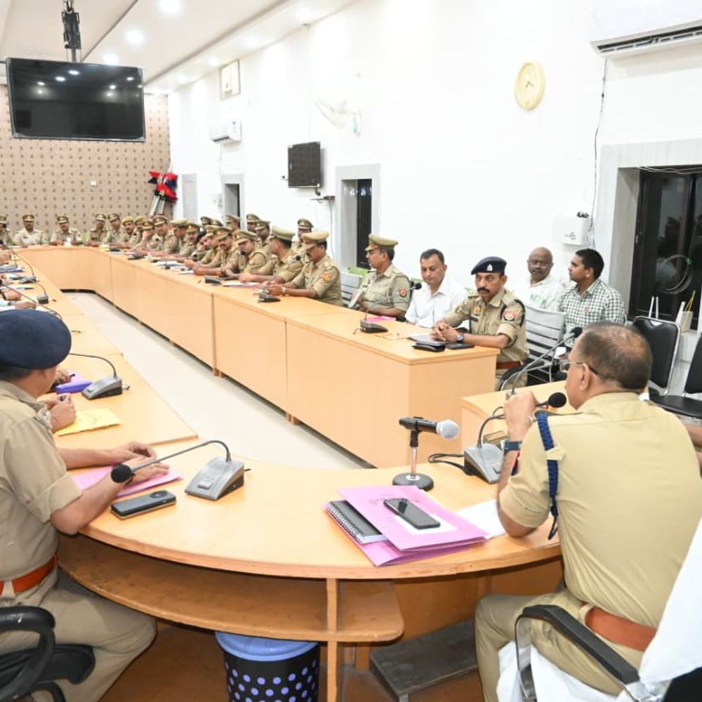 जालौन में नए SP के सख्त निर्देश:लंबित केस जल्द निपटाने को कहा, वांछितों अपराधियों पर कार्रवाई