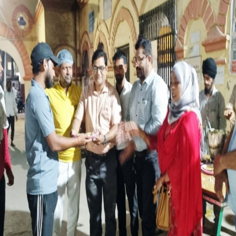 सुल्तानपुर में 450 जरूरतमंदों को मिला निःशुल्क भोजन:राष्ट्रीय सामाजिक सेवा संघ ने साप्ताहिक कार्यक्रम में किया वितरित