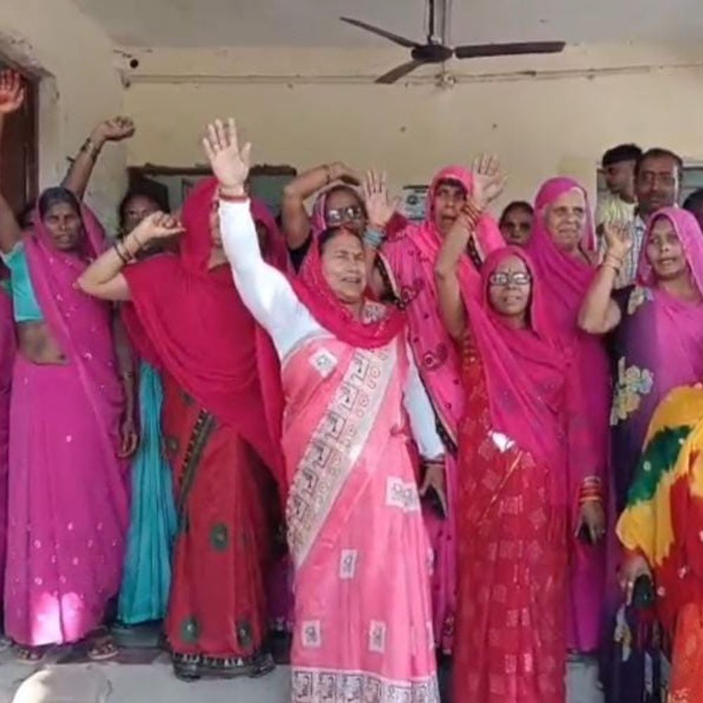 फतेहपुर में ग्रामीणों ने घेरा पावर हाउस, सप्लाई शुरू:50 घरों और स्कूल को मिली रोशनी, गर्मी में लोग हो रहे थे परेशान