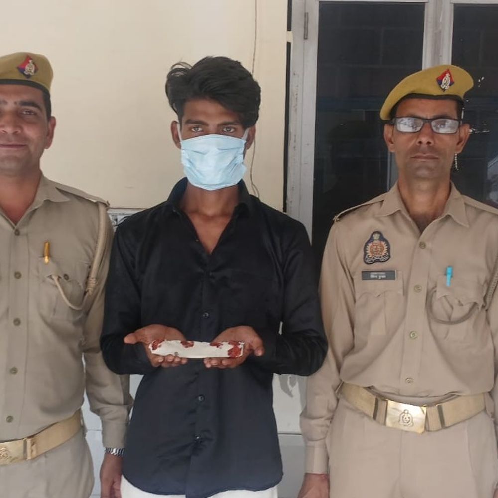 हापुड़ पुलिस ने अवैध चाकू के साथ युवक को पकड़ा:मेरठ निवासी अभियुक्त चेकिंग के दौरान गिरफ्तार