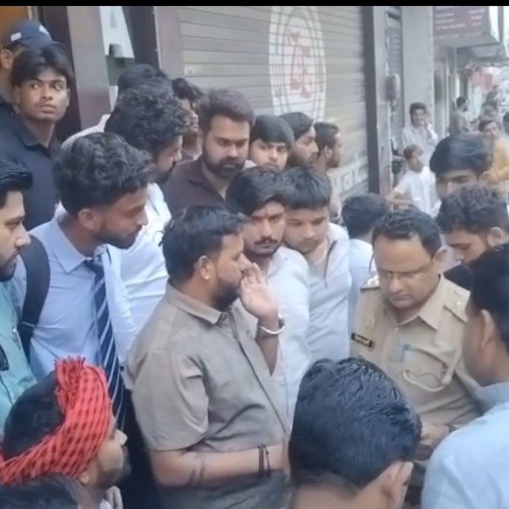 चाऊमीन में मांस के टुकड़े मिलने पर हंगामा:सहारनपुर में बजरंगल दल ने रेस्टोरेंट के बाहर किया हंगामा, मालिक बोला- गलती से नॉनवेज दे दी