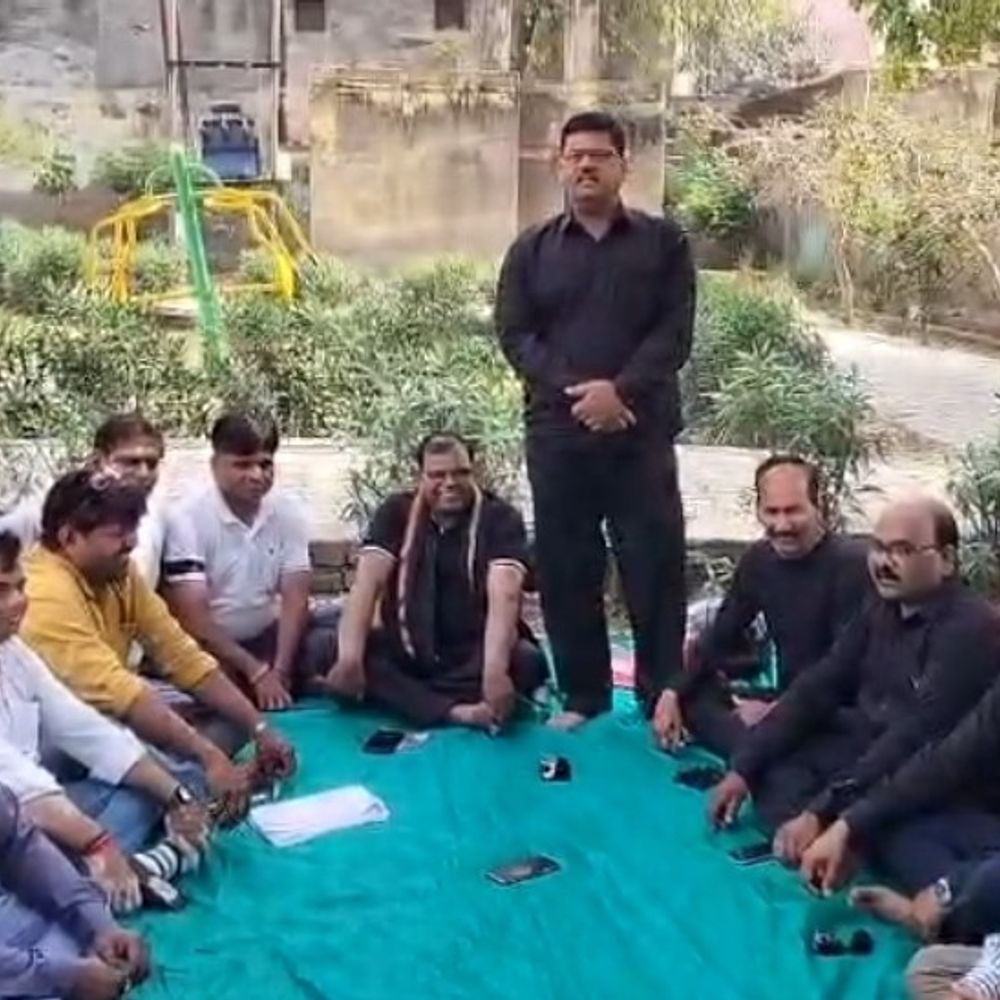 टीईटी अनिवार्यता के विरोध में शिक्षक करेंगे प्रदर्शन:एटा में 13 अप्रैल को दर्जनों संगठन निकालेंगे मशाल जुलूस